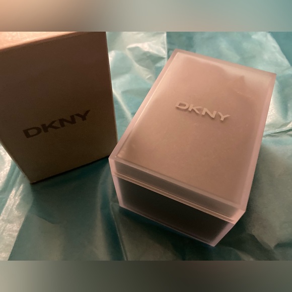 ✨BNIB✨ Vintage 2005 DKNY watch ✨🤍 - Picture 2 of 9